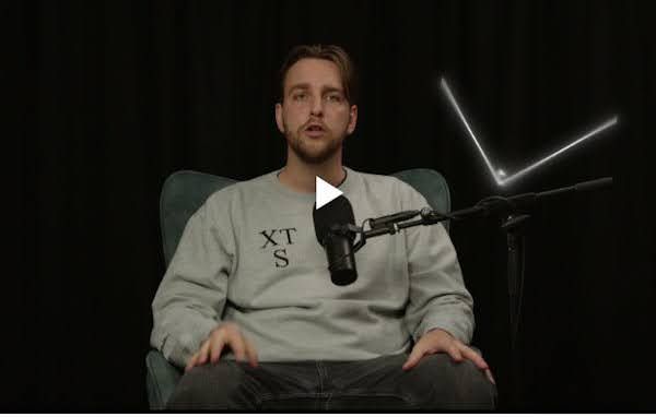 A marketing expert speaking in a video setup with a microphone, representing educational content that explains omnichannel strategy, RTB creative, or modern marketing concepts