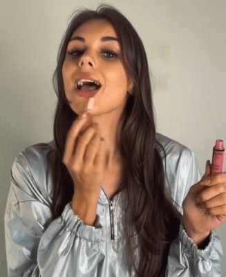 an-influencer-putting-on-makeup-08.png